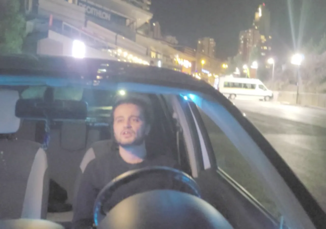 Arabada gece şehrin ışıkları
