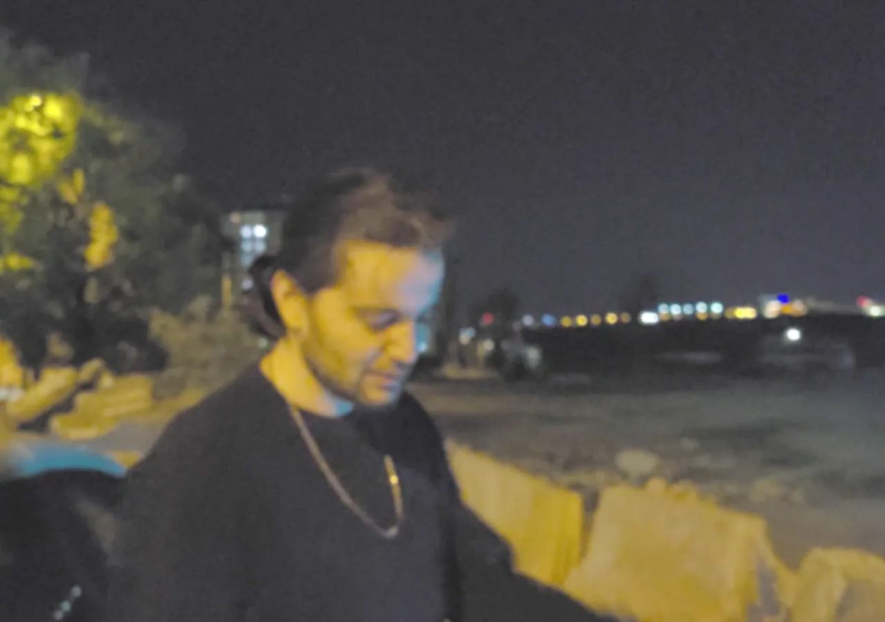 Gece boş arsada, sarı bariyerler